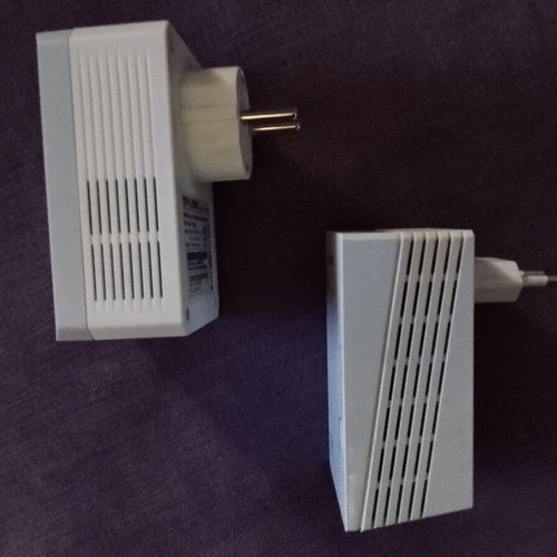 TP Link TL-PA4220p WiFi Extender like new
