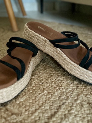 Estil flatforms with straps size 41 like new, black