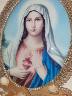 Virgin Mary picture lamp like new with shells