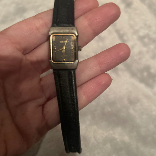 Vintage Seiko women's watch used, needs battery, small scratch