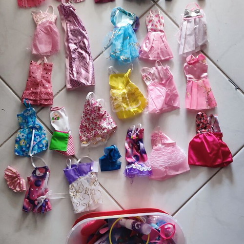 Barbie dresses and accessories like new