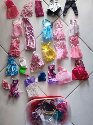Barbie dresses and accessories like new