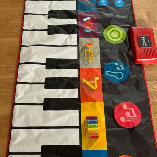 Floor piano like new with 24 keys and 10 melodies