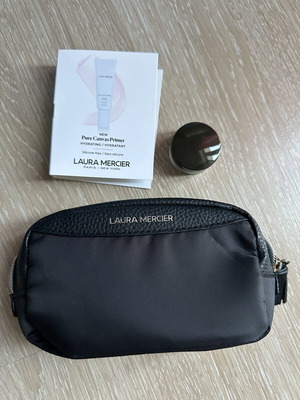 Καλλυντική τσάντα Laura Mercier με διάφανο πούδρα και ενυδατικό primer καινούργιο