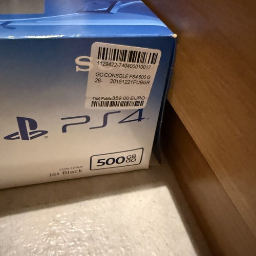Sony PlayStation 4 500GB console like new with 2 controllers and 3 games