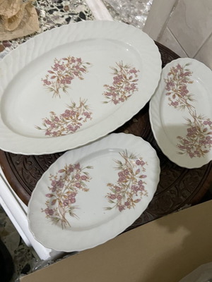 Serving platter large and 2 smaller with design like new, set of 3 pieces