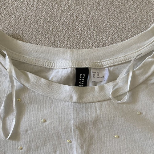 H&M white t-shirt with pearl studs XS like new