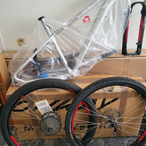 Mountain bike frame 29 Large like new with Rockshox air suspension and Shimano wheels