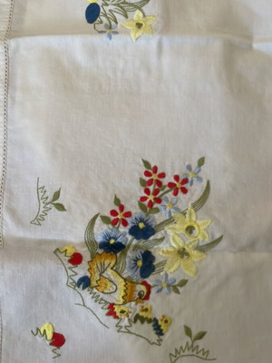 Square embroidered tablecloth 73x73 cm