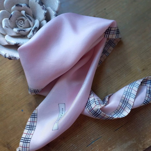 Burberry silk scarf like new, soft pink 55×55cm