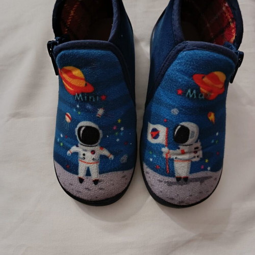 Mini Max children's slippers size 27 like new, astronaut design
