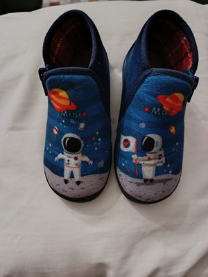 Mini Max children's slippers size 27 like new, astronaut design