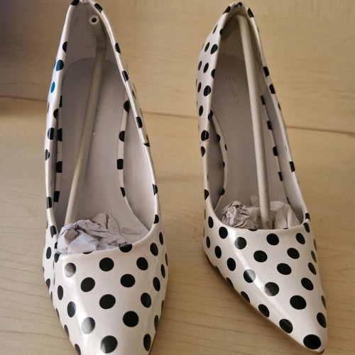 Patent leather polka dot pumps new, size 37, 10 cm heel