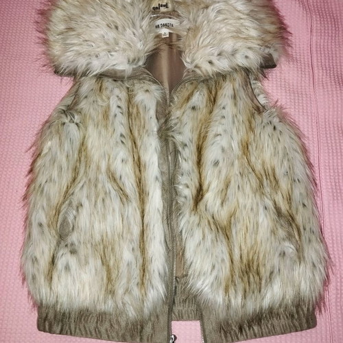 Beige-white sleeveless vest with nice fur like new, size S