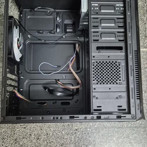 Mid-Tower computer case with rear fan