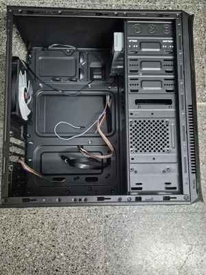 Mid-Tower computer case with rear fan