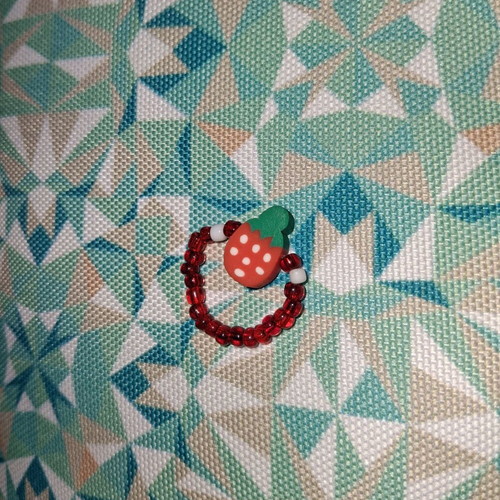 Elastic ring with beads and strawberry center