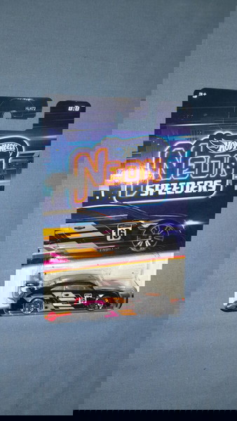 HOT WHEELS NEON SPEEDERS '16 CADILLAC ATS V