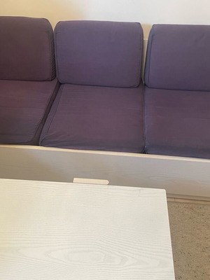 Καναπές ξύλινος με 3 αναπαυτικά μαξιλαράκια και χώρο αποθήκευσης σαν καινούργιος