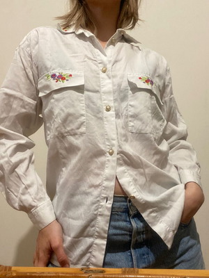 Vintage shirt with embroidery used, size Medium, white