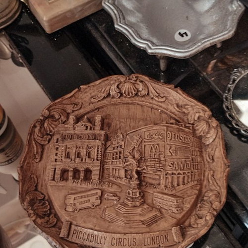 Decorative resin wall plate Piccadilly Circus London like new