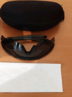 Γυαλιά ηλίου Oakley σε άριστη κατάσταση, μαύρα