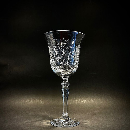 Set of 4 crystal wine glasses with pinwheel engraving new