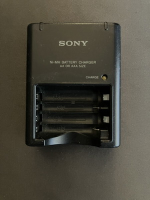 Sony BC-CS2B Battery Charger like new for AA and AAA batteries
