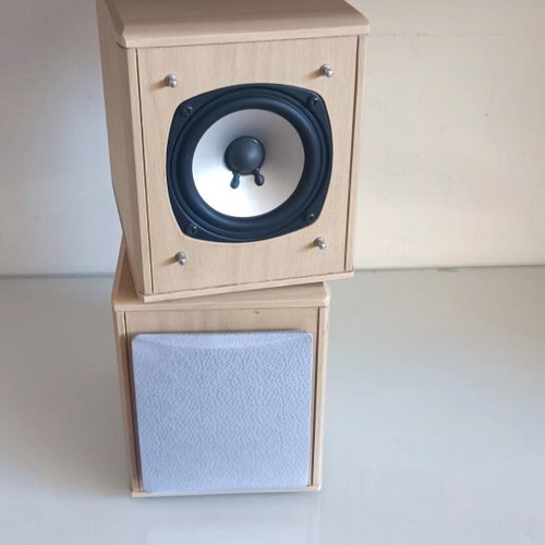 Hitachi bookshelf speakers like new, 8Ω 15W RMS 30W max