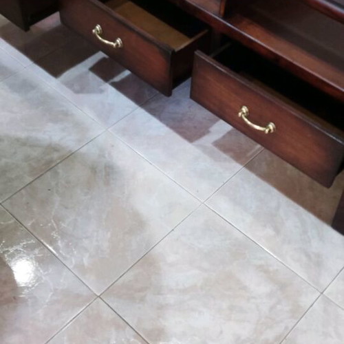 Solid wood coffee table like new with 3 drawers and glass top