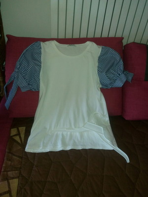 Blouse with puffed sleeves size M like new, white and blue