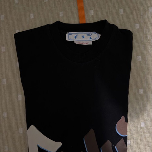 Off-White T-Shirt like new, size L, black