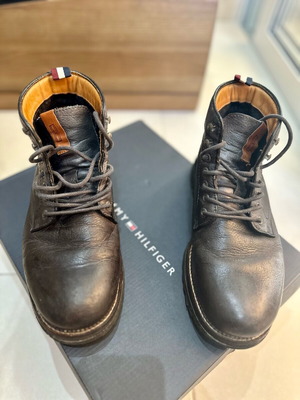 Tommy Hilfiger δερμάτινες μπότες μεταχειρισμένες, νούμερο 40, μαύρο και καφέ