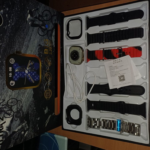 Smart Watch new with 6 protective straps