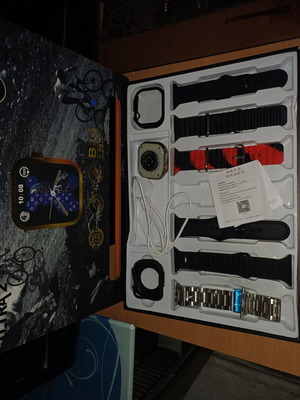 Smart Watch new with 6 protective straps