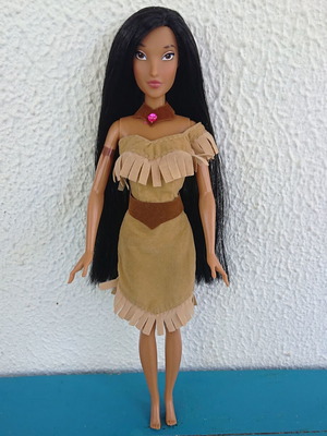 Pocahontas Doll Disney Store 2010 like new