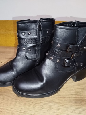 Black ankle boots used with round toe and chunky heel size 40