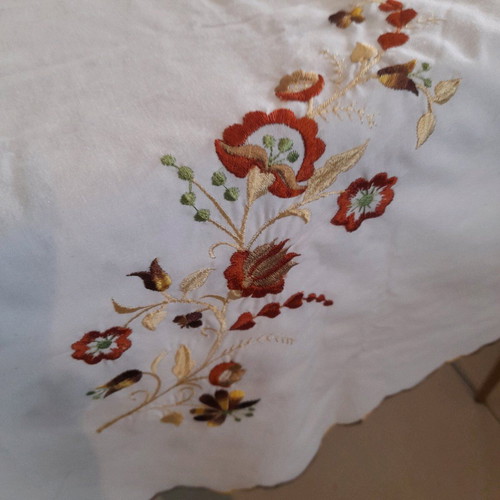 Tablecloth with embroidery like new
