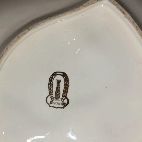 Vintage B&H Geschenke leaf-shaped decorative dish with gold trim like new