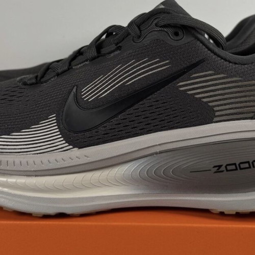 Nike Vomero 18 running shoes, medium ash and black