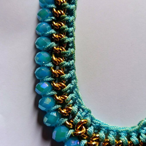 Vintage necklace like new with blue stones and gold details