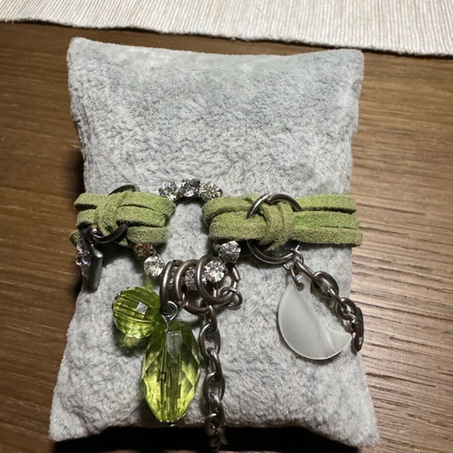 Bracelet used with suede cords and metal decorative elements green