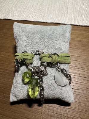 Bracelet used with suede cords and metal decorative elements green