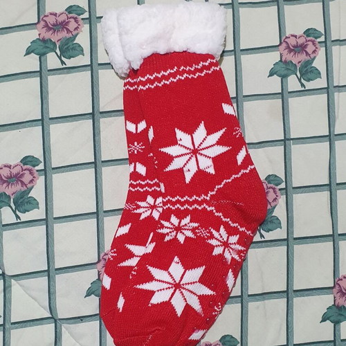 Red knitted slipper socks with white stars and fur lining