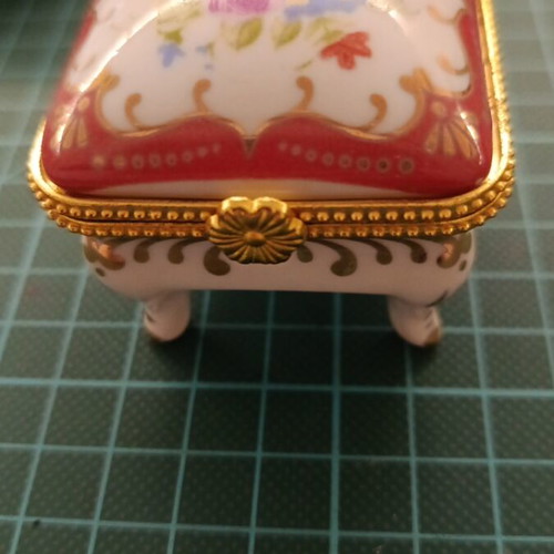 Porcelain miniatures new, 4 jewelry boxes and 1 bell