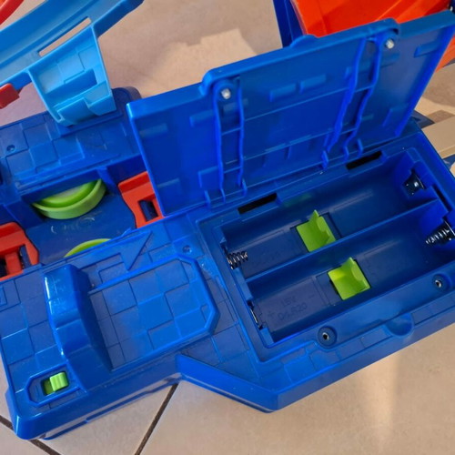 Hot Wheels Crash Track with 4 Loops like new
