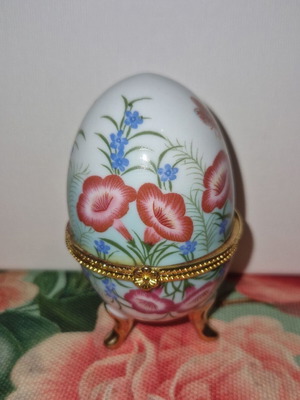 Limoge porcelain decorative egg like new