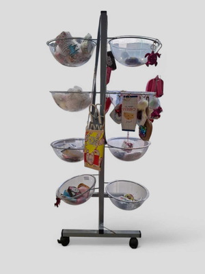 Метален подов стелаж за продукти употребяван с колелца