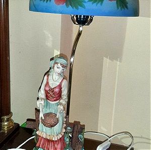 Φωτιστικό επιτραπέζιο με Capodimonte σύνθεση αγαλματιδίων και ζωγραφισμένο καπέλο πορσελάνης