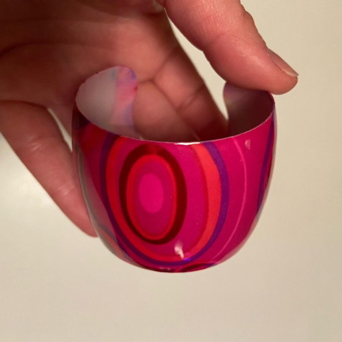 Bracelet used with vivid color and metal material